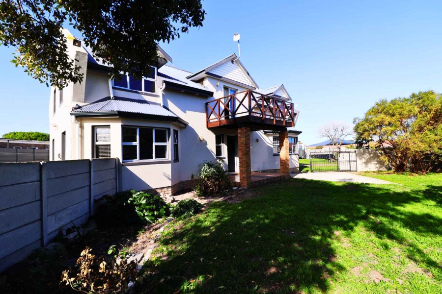 6 Bedroom Property for Sale in Sandbaai Western Cape